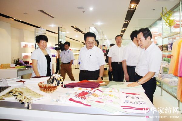 中华全国总工会副主席张鸣起孚日调研