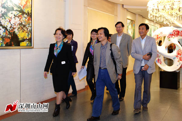 一路上 富安娜的董事长林国芳热情地为考察的领导们讲解 富安娜的企业