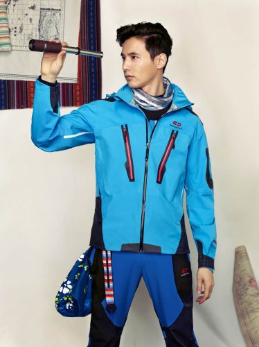 元斌与f(X)Victoria共同代言户外品牌服装