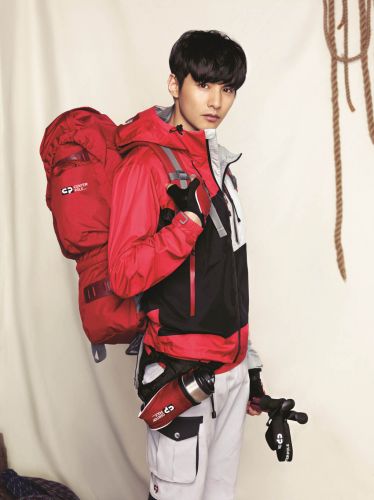 元斌与f(X)Victoria共同代言户外品牌服装