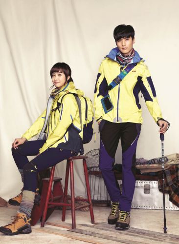 元斌与f(X)Victoria共同代言户外品牌服装