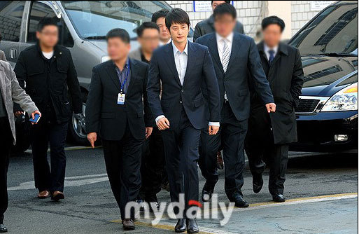 朴施厚就涉嫌强奸赴警署接受调查称清白