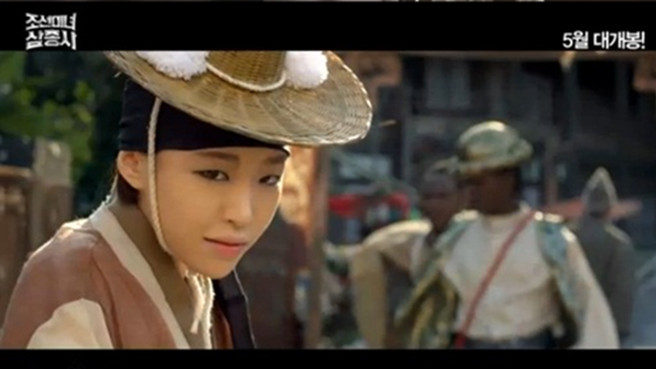 佳仁新电影古装也不忘画烟熏妆