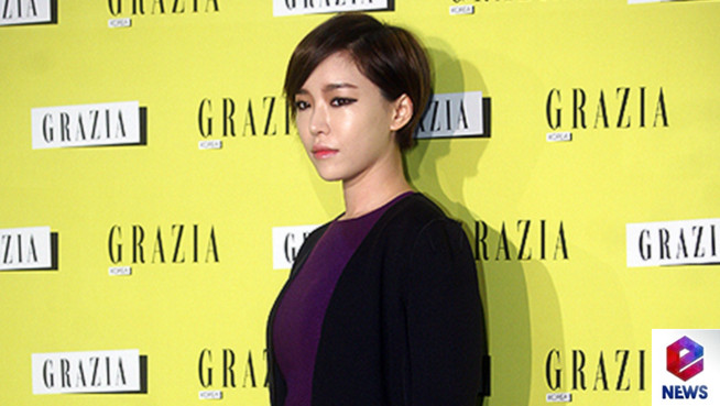 佳仁新电影古装也不忘画烟熏妆