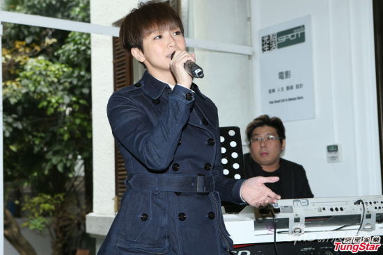 何韵诗亮相有意向青峰借精受孕