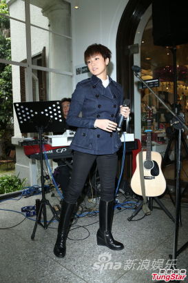 何韵诗亮相有意向青峰借精受孕