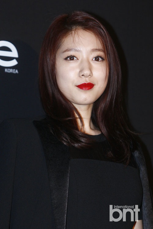 韩彩英朴信惠等出席某杂志创刊活动