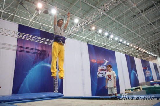 《星跳水立方》吴建豪跳十米台隔空战韩庚
