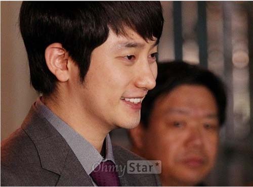 与遭性侵A测谎对质朴施厚自信微笑