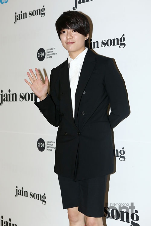 李钟硕f(x)等众星助阵《首尔时装周》