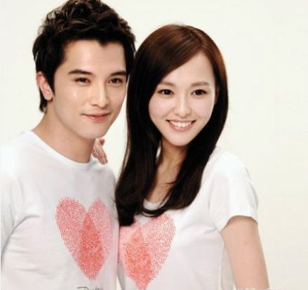 杨幂晒与唐嫣合影暗示其已走出情伤