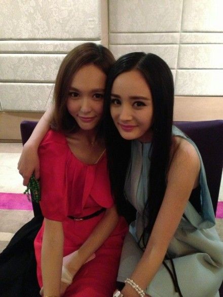 杨幂晒与唐嫣合影暗示其已走出情伤