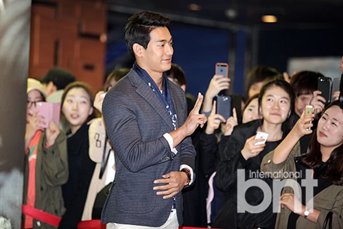 《玩物》VIP试映会权相佑孙泰英夫妇捧场