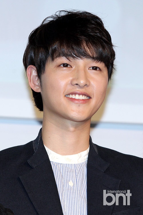 宋仲基河智苑携手出席医疗纪念活动