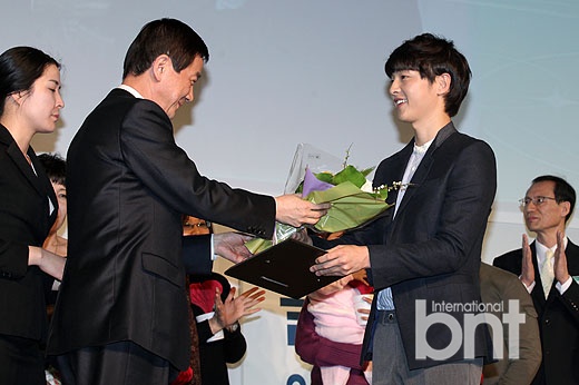 宋仲基河智苑携手出席医疗纪念活动