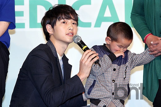 宋仲基河智苑携手出席医疗纪念活动