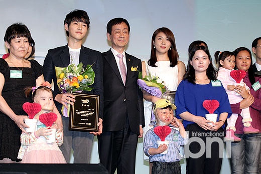 宋仲基河智苑携手出席医疗纪念活动