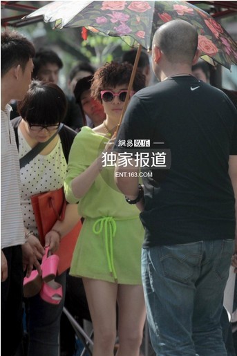 孙俪拍戏前做热身 助理为其换鞋