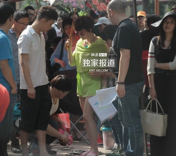 孙俪拍戏前做热身 助理为其换鞋