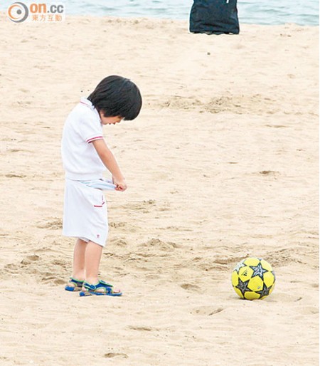 陈慧琳/陈慧琳老公带儿子沙滩玩耍