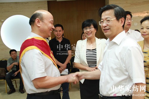 市委书记陈一新与曾上教总裁亲切握手