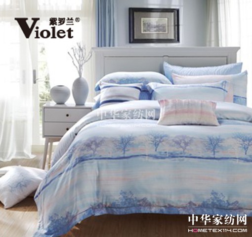 莫代尔产品名称:邂逅左岸 【设计师寄语】 取自河流两岸的美景,场景与水中倒影水天一色。主色调为淡蓝色、淡粉色,白色做点缀,犹如一幅优美的风景画,层次丰富的树木剪影似天地间的纽带,让人无限遐想。B版天空与霞光的颜色加肌理纹,面料富有质感,适合有一定艺术品位、欣赏能力的时尚女性。