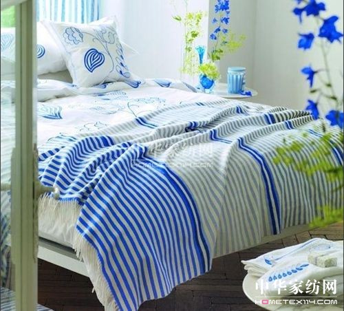 【3】至潮彩条毯让居室变得活力新鲜