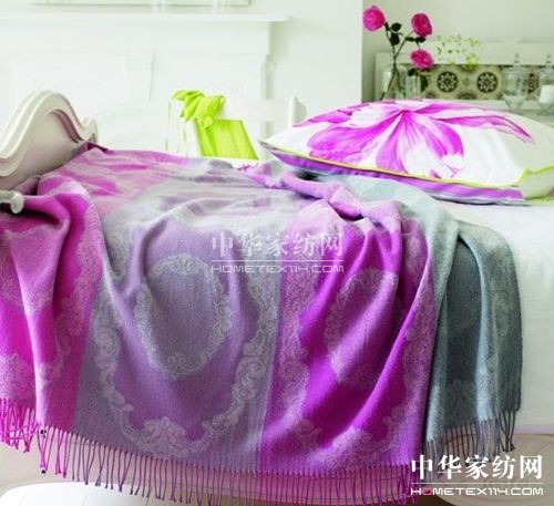 【3】至潮彩条毯让居室变得活力新鲜