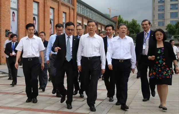 汪洋副总理考察上海纺织产业升级工作