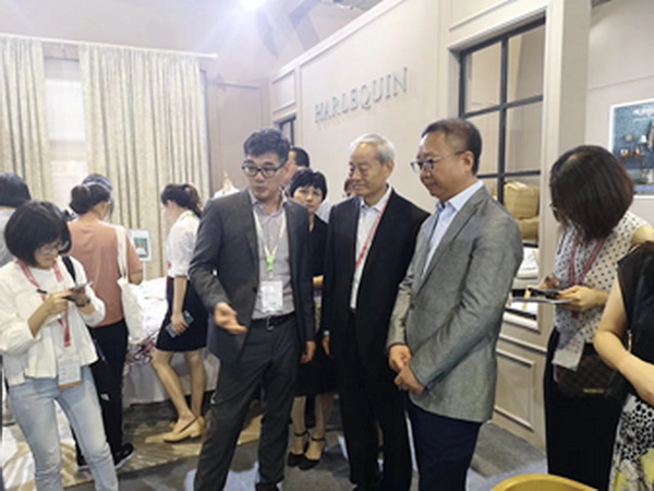 业界权威莅临莫特斯展位指导,莫特斯向更高更远迈进,继续引领家居风尚
