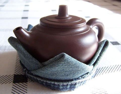 旧牛仔裤巧改造变莲花杯垫 - 家纺资讯 - 中华家纺网