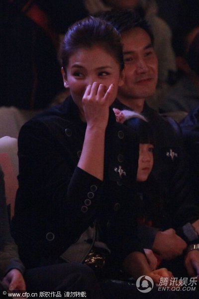 刘涛当众挖鼻孔抠嘴巴显不雅