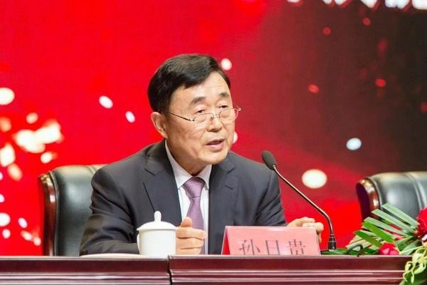 攀上董事长_攀娘脖子上的纹身图片(3)