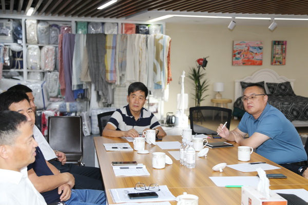 中国纺织品进出口商会会长曹甲昌一行在青岛调研家纺外贸企业